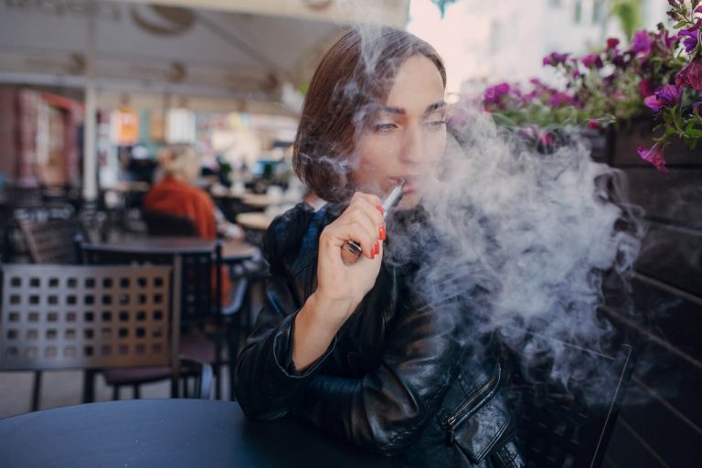 É proibido usar cigarros eletrônicos em locais públicos?